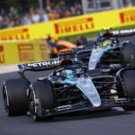 Russell che resiste agli attacchi di Hamilton a Spa: foto di Motorsport.com