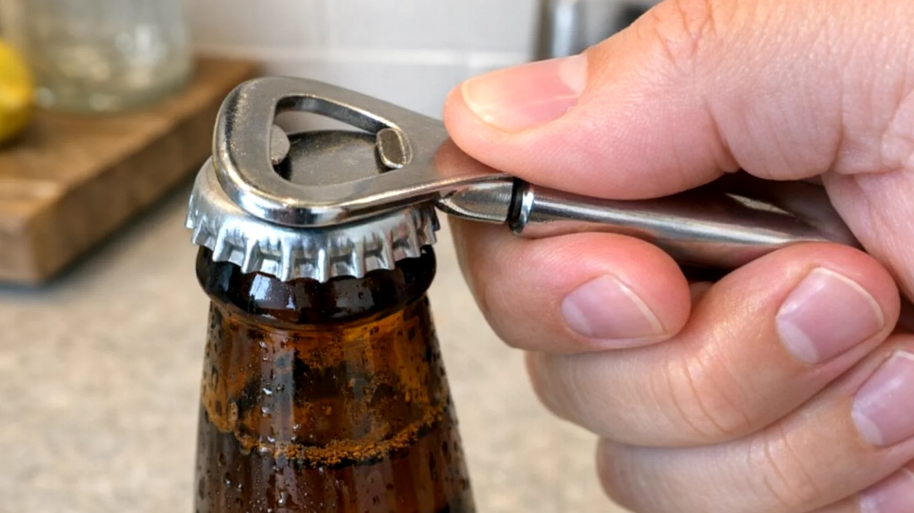 Molte persone commettono errori nell'utilizzo dell'apribottiglie, come applicare una leva scorretta che può causare la rottura del tappo, danneggiare il bordo della bottiglia o addirittura provocare piccole ferite alle mani. Inoltre, spesso si ignora quale tipo di apribottiglie sia più adatto per diversi tipi di tappi corona o come posizionarlo correttamente per un'apertura efficace e sicura."